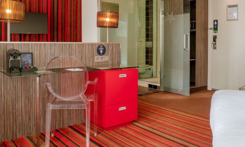 westcord-city-centre-hotel-amsterdam-room-triple-desk.jpg